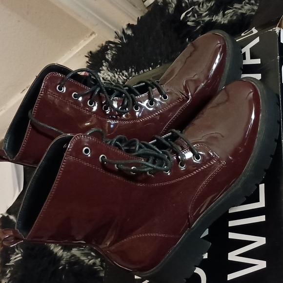 Red Booths - Picture 2 of 3